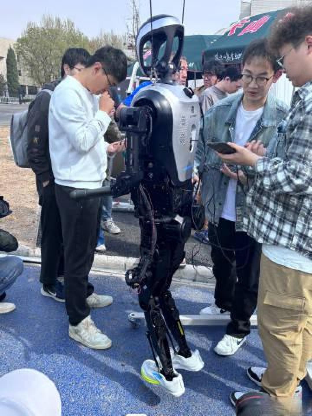 《21公里"暴力测试"幕后:揭秘中国机器人军团如何征服钢铁马拉松》
