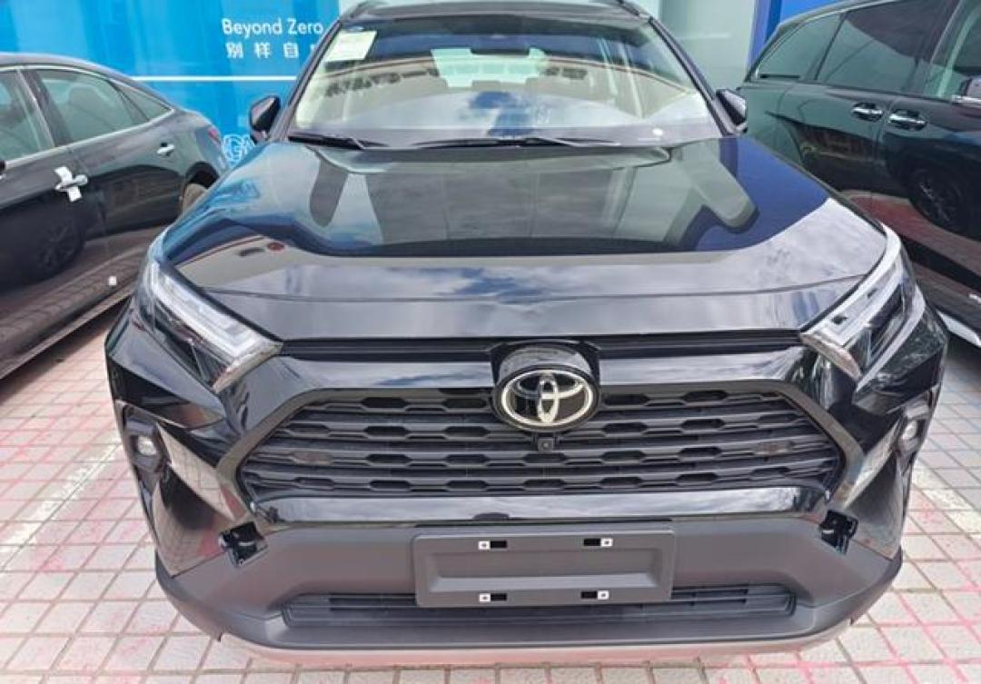 直降4万抢市场!丰田RAV4价格战背后,燃油车与新能源谁主沉浮?