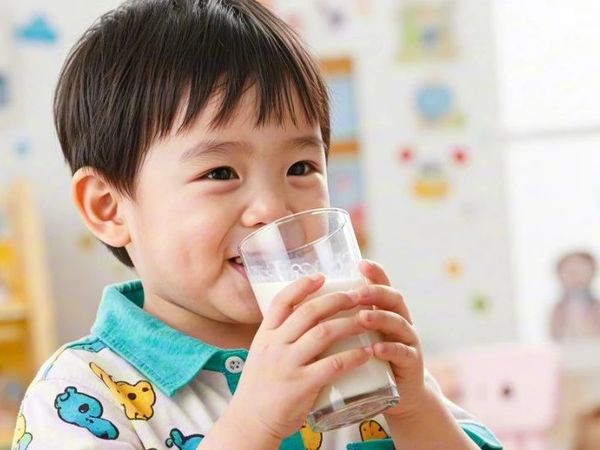 要给孩子吃够「钙」，这点奶量真的不够！给你详细算一算