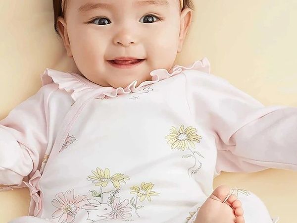以创新守护新生：全棉时代风柔棉婴儿系带连体服的科技与温度