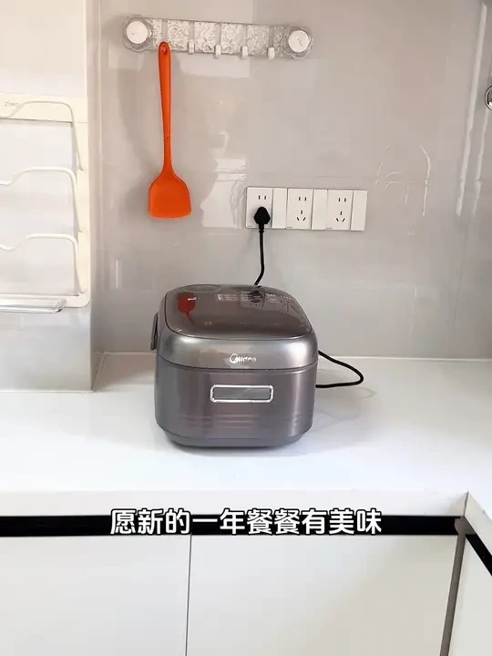 6平方不到的厨房就踩了这么多坑，俗话说金厨银卫，所以一定要多做功课，厨房是家中最具烟火气与温情的角落，饭做的好不好吃一个好的电饭煲真的很重要 #美的花瓣IH电饭煲 #美的快科技小家电 #小家电以旧换新