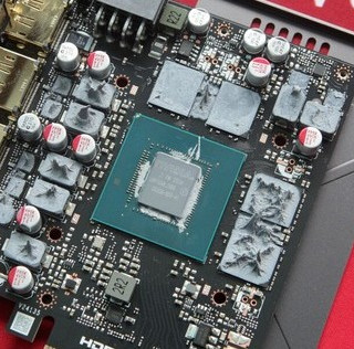 能做 ITX 版本？某 RTX 5060 Ti PCB 非常短小，供电位置也很特别