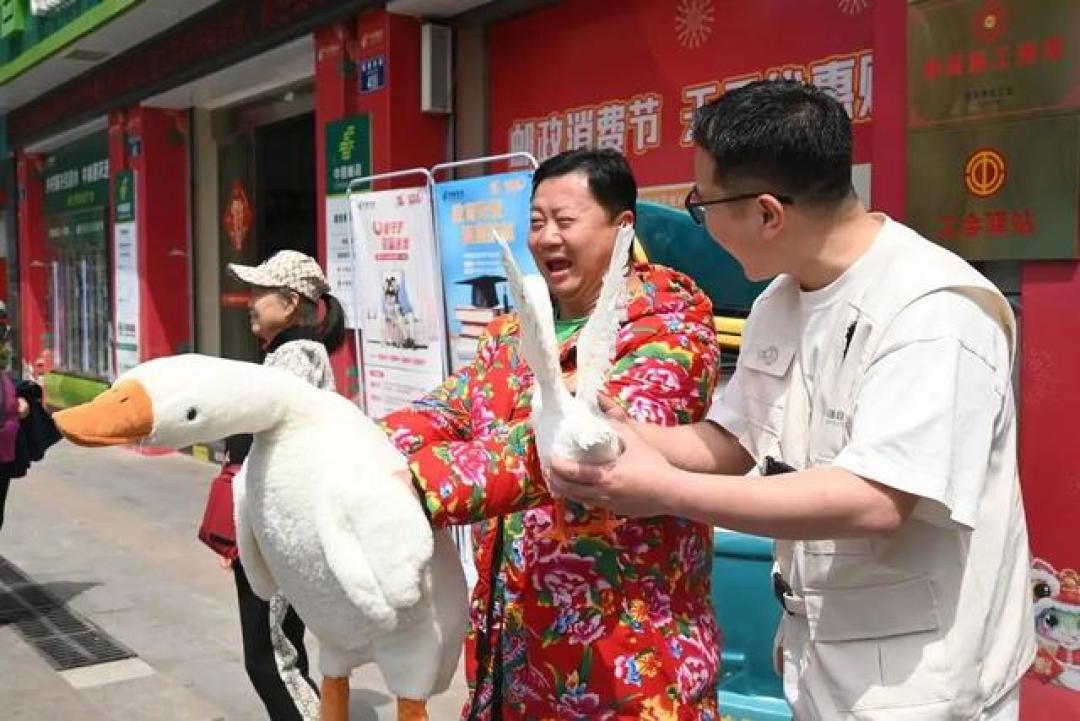 重庆卤鹅哥追星美国网红，笨拙英语带火家乡味道成国际顶流