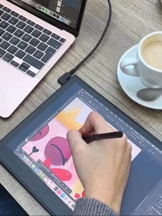 带上Wacom Movink 13轻装上阵 用一支笔，丈量世界的灵感边界
说走就走的旅行，需要____的创作装备？ 
当九宫格装不下流动的风景，滤镜留不住转瞬的心动
Wacom Movink 13（D