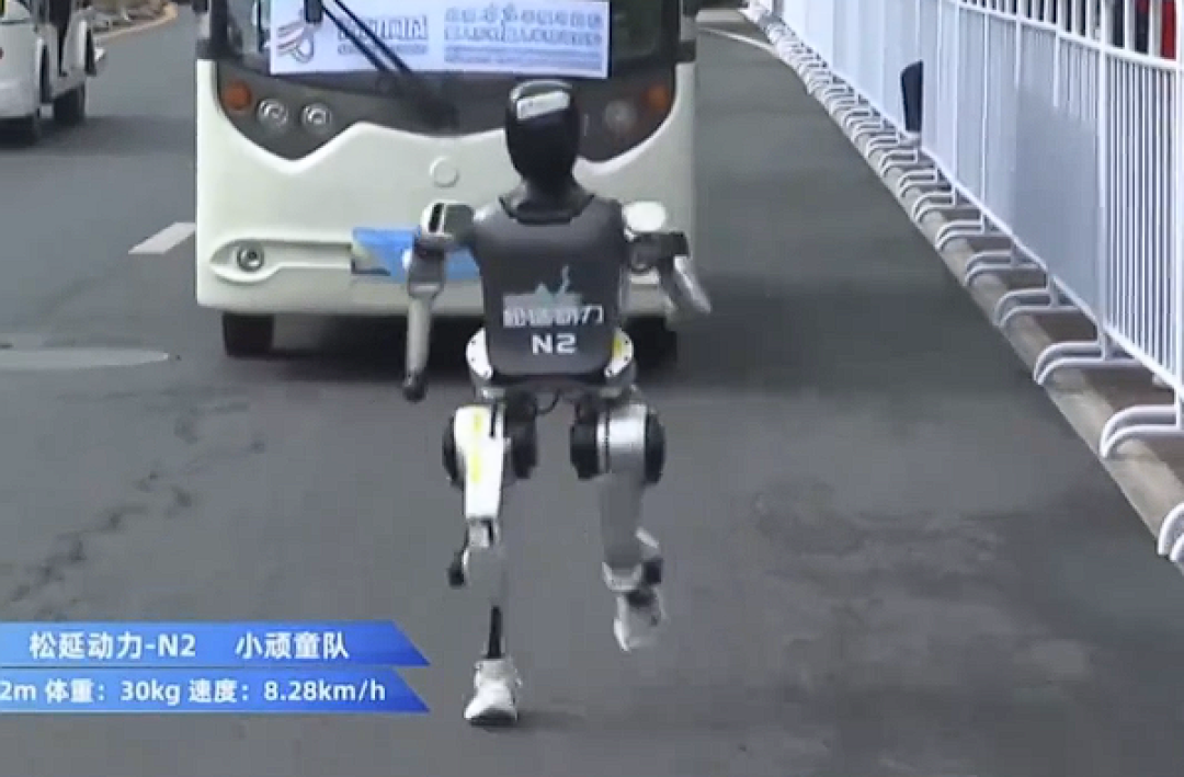 半马最独立的机器人诞生:不用人陪跑、靠自己完成反超