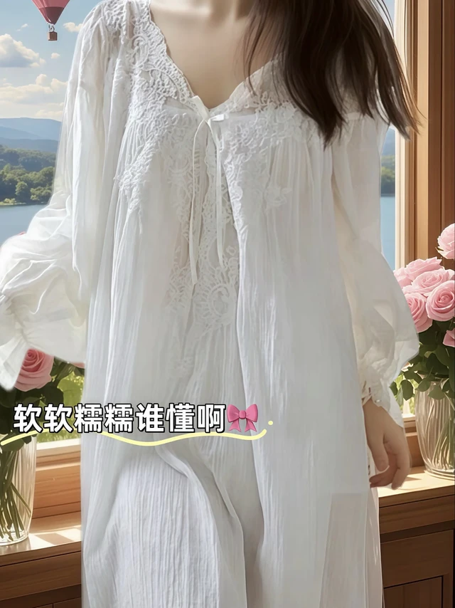 纯欲风拉满！这款睡裙美若天仙～宝子们，一定要拥有这条美若天仙的纯棉睡裙！

纯棉材质，亲肤柔软，春秋夏三季都能舒适相伴。宽松版型，不挑身材，自在随性。V领设计，小性感与纯欲感完美融合，轻松展现迷人颈部