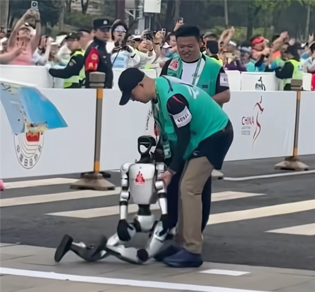 宇树科技回应机器人马拉松摔倒：并未参赛 不要误解