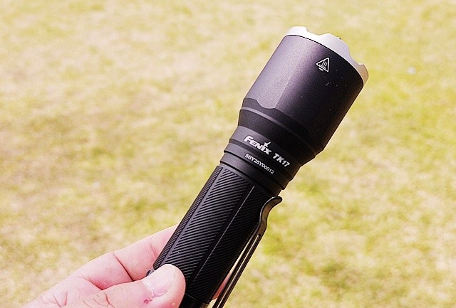 Fenix TK17双尾按战术手电：黑夜里的一道光，守护安全看得见！