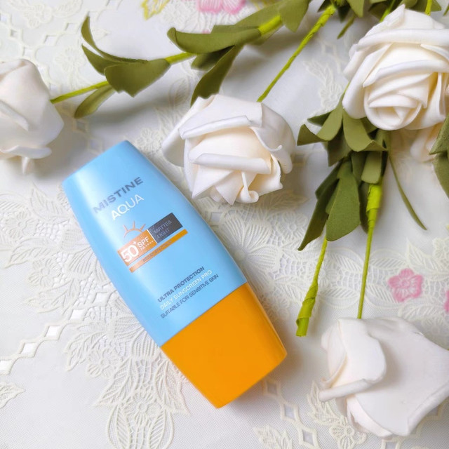 Mistine小黄帽防晒霜：防晒界的“三防战士”