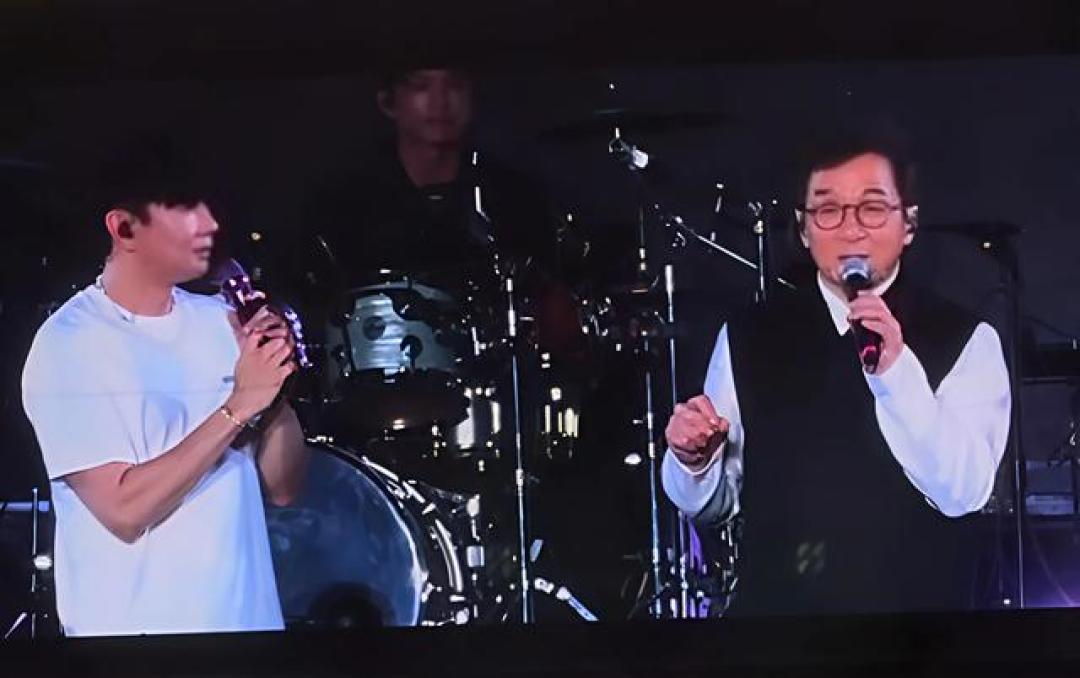 「成龙林俊杰全息光影对唱，万人江滩共谱跨世代音乐诗篇」