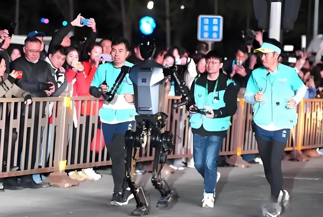 全球首个人形机器人半马赛:硅基运动员的跌撞与进化