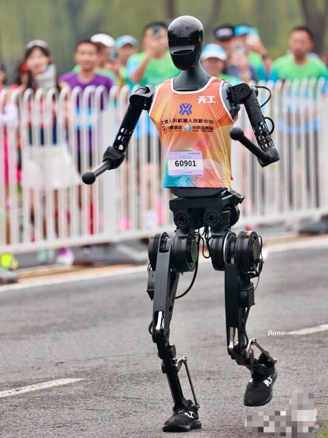 「人形机器人马拉松首秀：21公里踉跄狂奔引爆笑与科技突围」