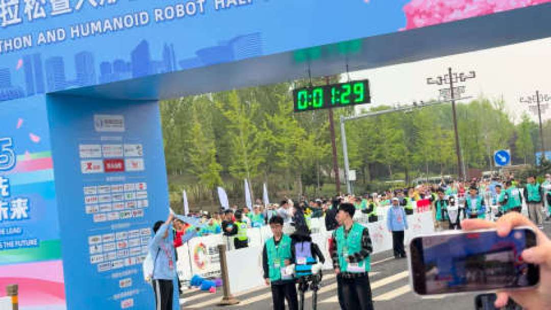 钢铁首秀!全球首次人形机器人半马背后的中国智造突破