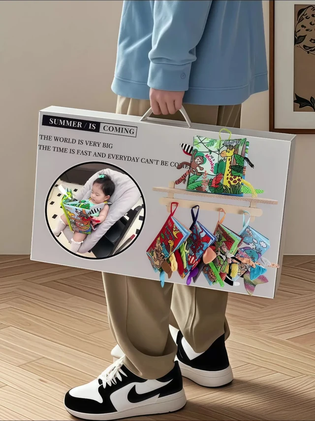 挖到宝了，人类幼崽又被这尾巴布书拿捏了！家有萌宝的宝妈们看过来!我最近挖到一款超棒的早教玩具——Jollybaby动物尾巴布书，必须安利给大家。
刚收到快递、我就迫不及待打开给宝宝玩。小家伙看到色彩鲜