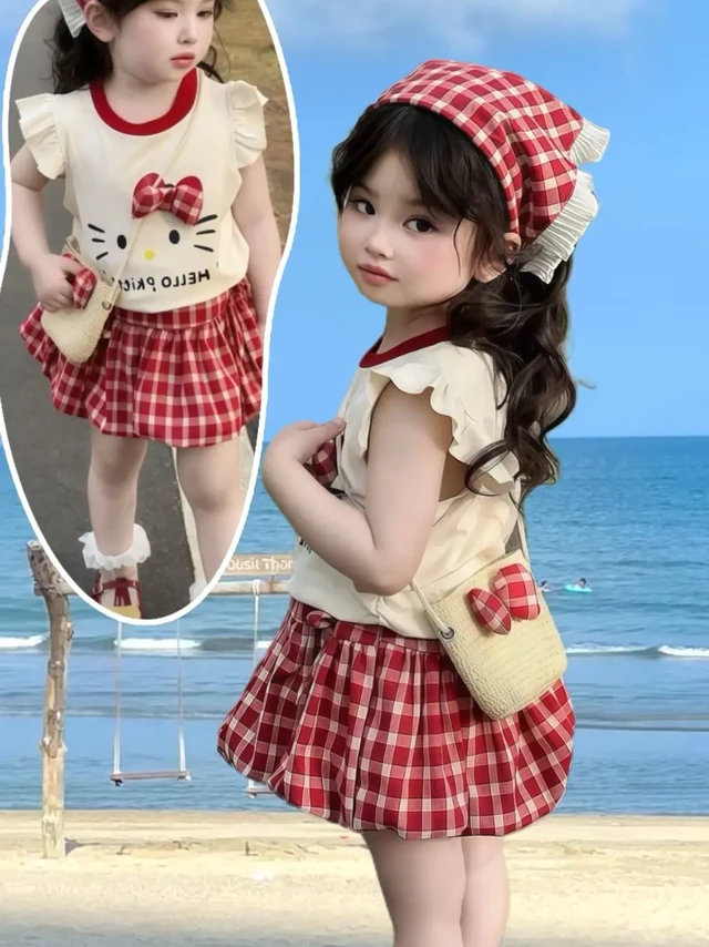 谁能拒绝奶呼呼的小公主！谁懂给女儿打扮的快乐！这件2025新款女童卡通套装，可爱到犯规！

软萌上衣搭配复古格子半身裙，上身秒变童话里的小公主。衣服上的卡通图案童趣满满，宝宝穿上就舍不得脱。

现在下