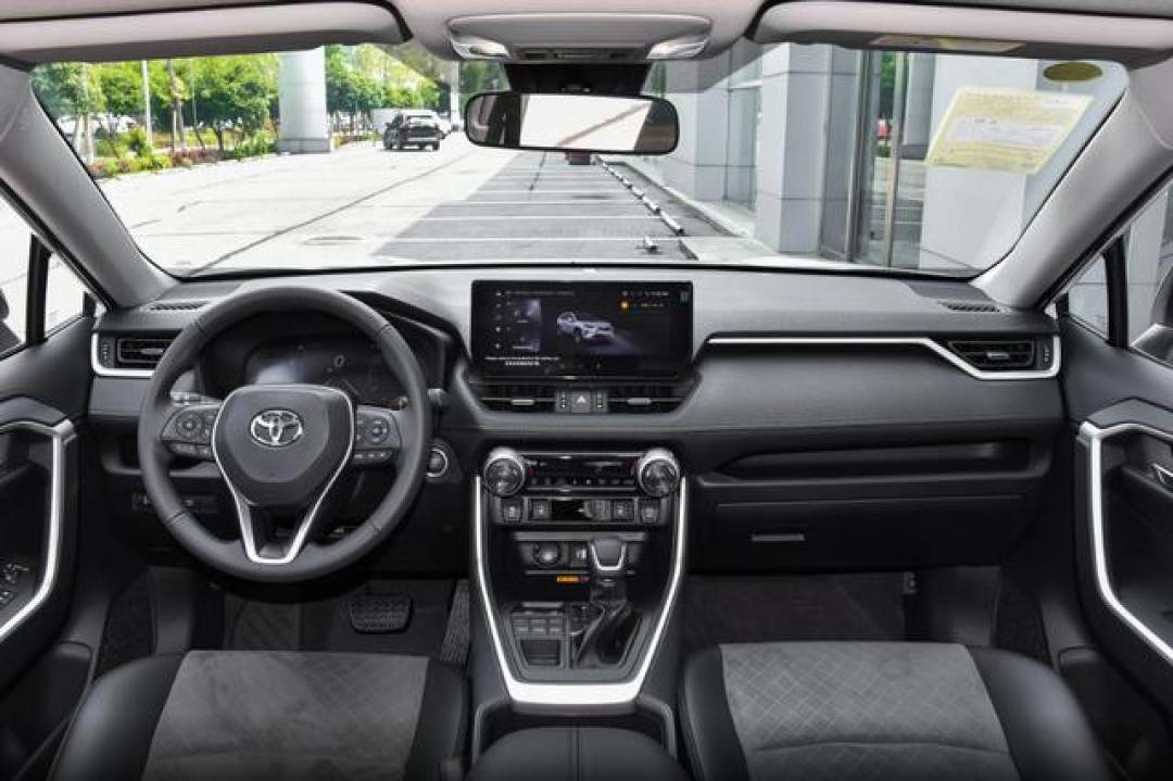 跌破14万！RAV4荣放降价背后：混动油耗5.1L对决比亚迪宋，谁更值？
