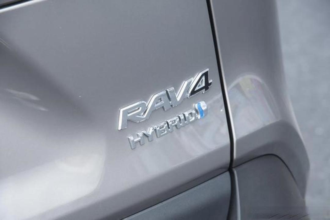 跌破14万！RAV4荣放降价背后：混动油耗5.1L对决比亚迪宋，谁更值？