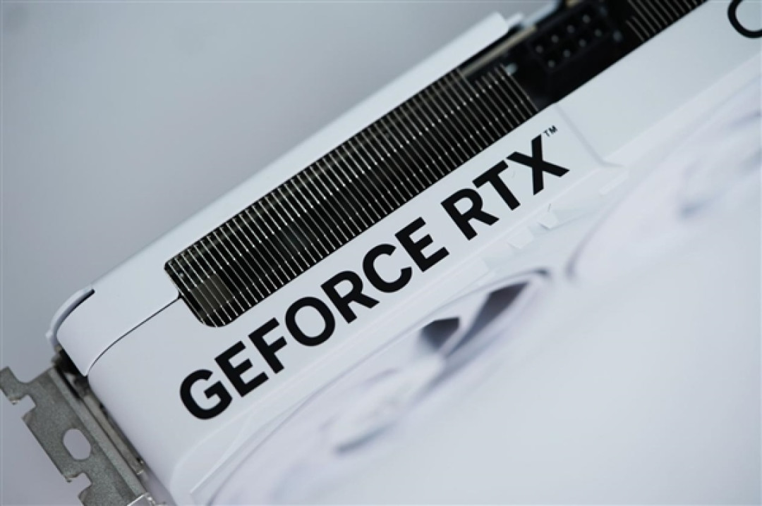 影驰RTX 5060 Ti金属大师白金版16GB MAX OC图赏