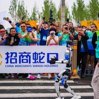 人形机器人首战半马：天工夺冠背后，工程师狂奔换电池笑翻全场