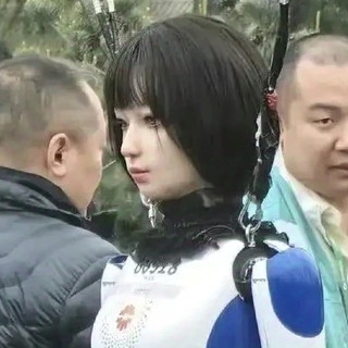 全球首场机器人马拉松！名场面频出，头都跑掉了