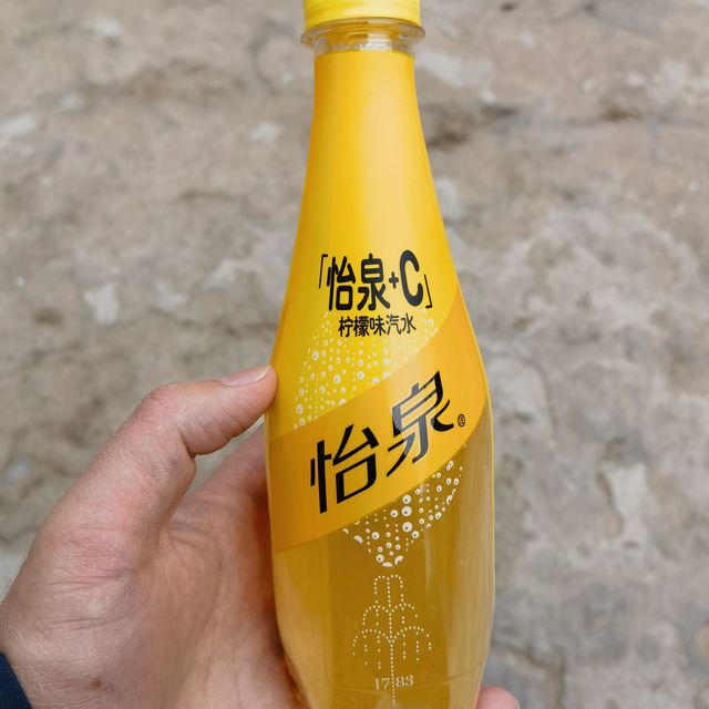 无负担，怡泉柠檬味汽水，聚餐必备。