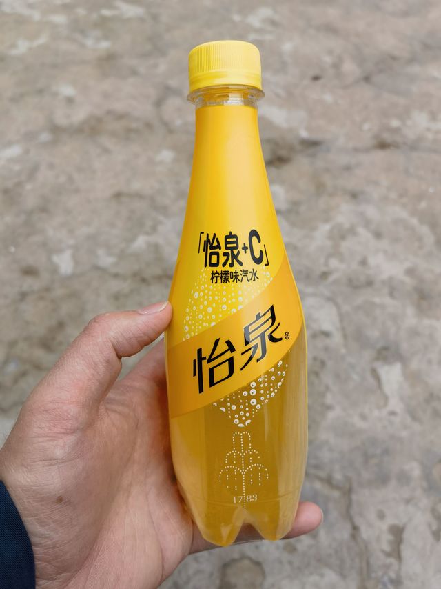 无负担，怡泉柠檬味汽水，聚餐必备。