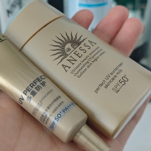 安热沙小金瓶和欧莱雅小金甁，肤感哪个更好？