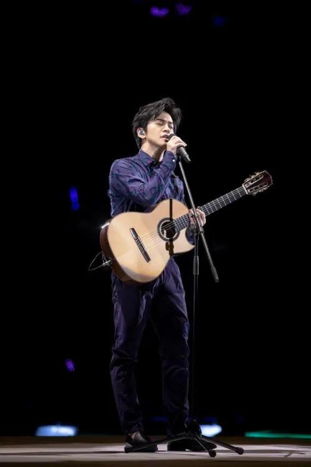 那英肖战惊喜现身李健演唱会!三代同框引爆十亿阅读狂欢