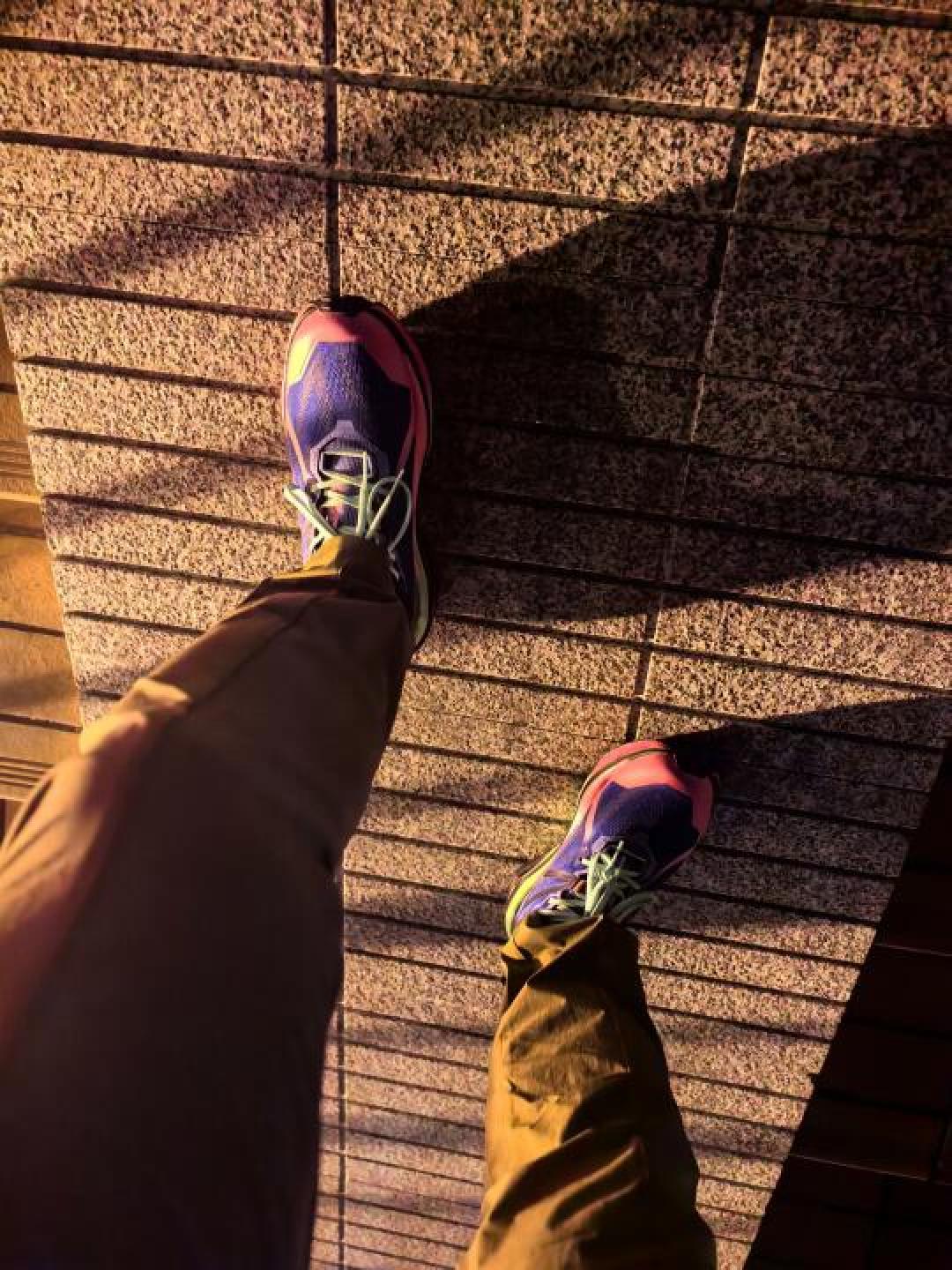 安踏猎隼2代越野跑鞋深度解析:全掌分趾碳板+Vibram大底实战测评