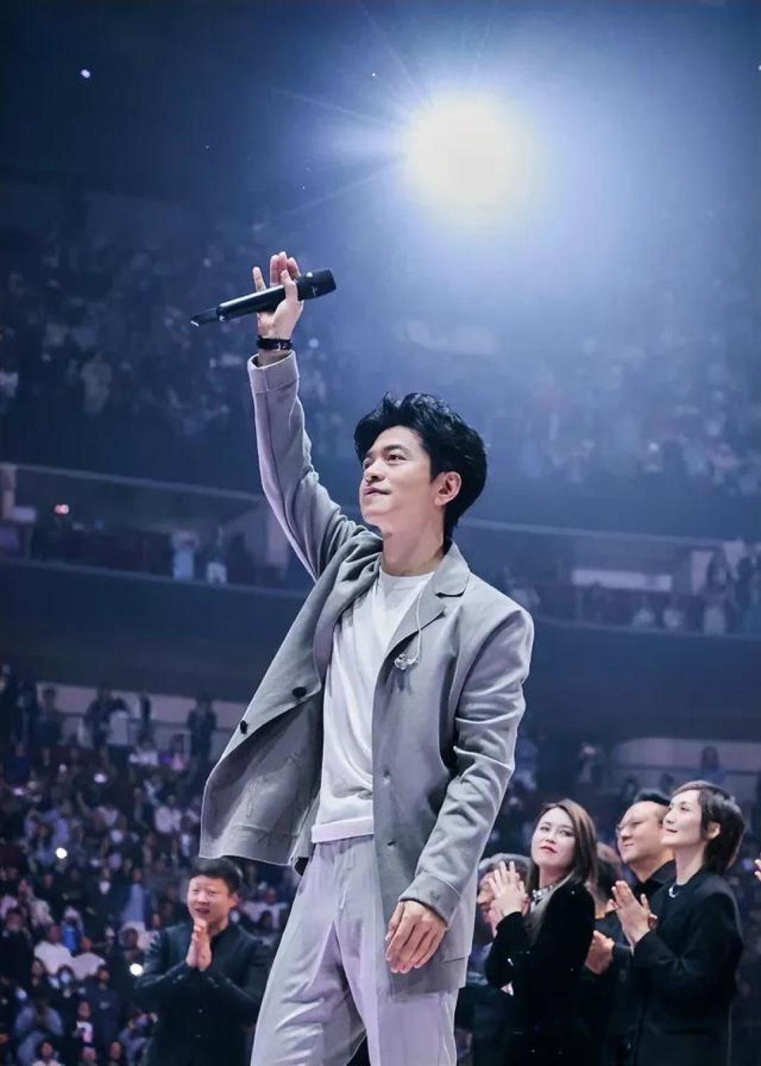 那英肖战惊喜现身李健演唱会!三代同框引爆十亿阅读狂欢