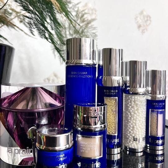 莱珀妮七年使用感✨
从接触这个牌子断断续续也有七年啦，这里谈一谈自己感觉到的功效啦～
🔘蓝鱼子精粹露
这是今年才入手的单品了，然后！！！后悔没有早点入手，滋润度本人大干皮非常喜欢，抹完有一种被完全吸收