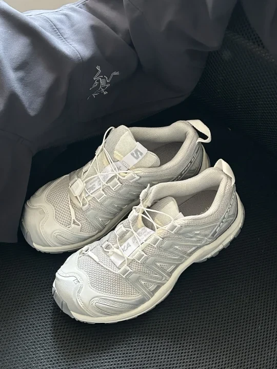 神鞋！Salomon#萨洛蒙xa[搜索高亮]# pro 3d 真的巨好看这双真的很火爆🔥
👟 3D系列 的包裹性绝了
脚踝和脚背被稳稳锁住
户外跑山超有安全感！🏔️
✅ 足弓支撑 很给力，走久也不累脚