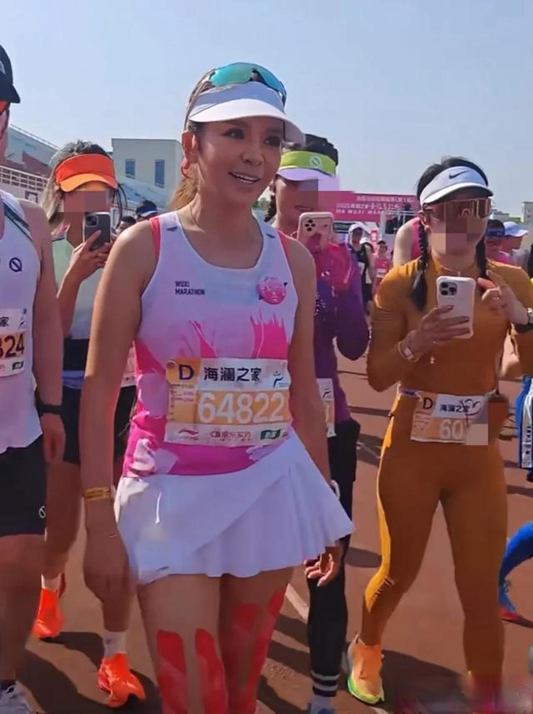 朱迅带癌跑完青岛半马:51岁素颜挤地铁,六分配速冲线不输年轻人