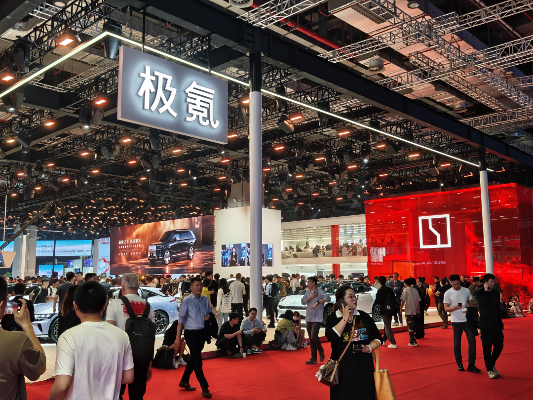 【2025上海车展】豪华极致科技,杭州湾杀出的极氪誓要改变高端豪华市场格局