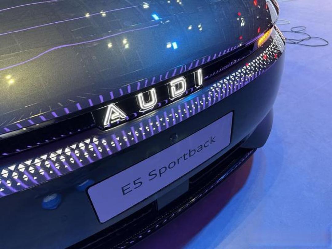 奥迪首款纯电轿跑E5 Sportback亮相上海车展，华为智驾+双车战略破局电动市场