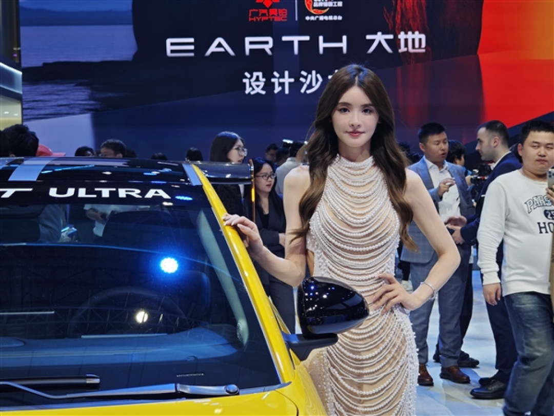 小米SU7 Ultra同款涂装、机盖开孔！广汽埃安UT Ultra亮相上海车展