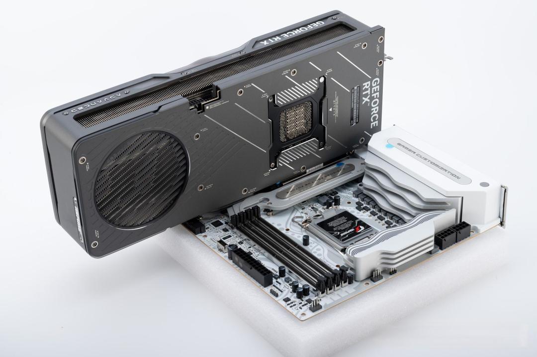 RTX 50系供电高温危机:107℃热浪冲击元件寿命,厂商非公方案溢价超30%