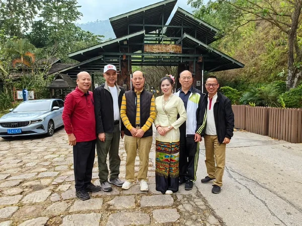景迈山古茶林位于中国云南省普洱市澜沧拉祜族自治县，是世界文化遗产之一，以其悠久的茶叶种植历史和独特的茶文化而闻名
 景迈山古茶林已有上千年的历史，是普洱茶的重要发源地之一
   这里的古茶树多为野生或