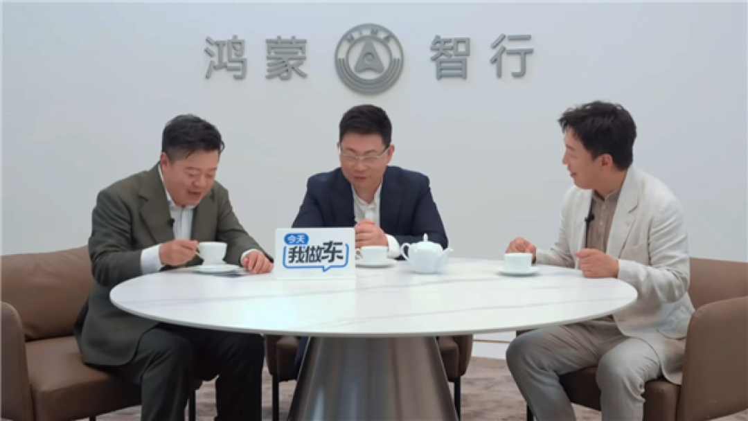 黄渤询问华为三折叠还有下一代吧!余承东欲言又止 差点被罚款