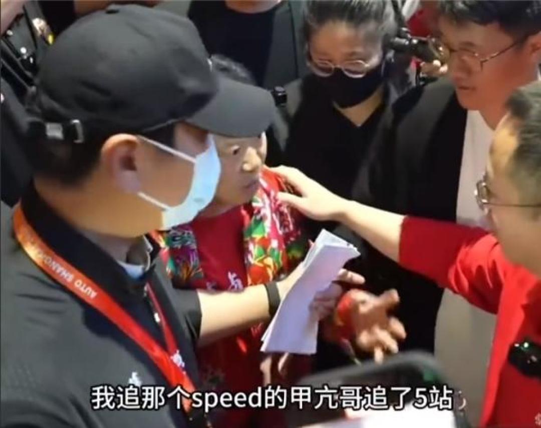 周鸿祎车展直播被卤鹅哥强塞鹅腿,小鹏新车“不讲武德”再引惊叹