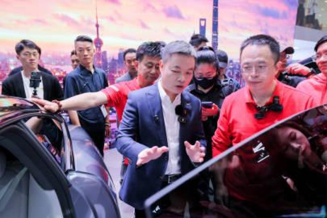 周鸿祎车展直播被卤鹅哥强塞鹅腿,小鹏新车“不讲武德”再引惊叹