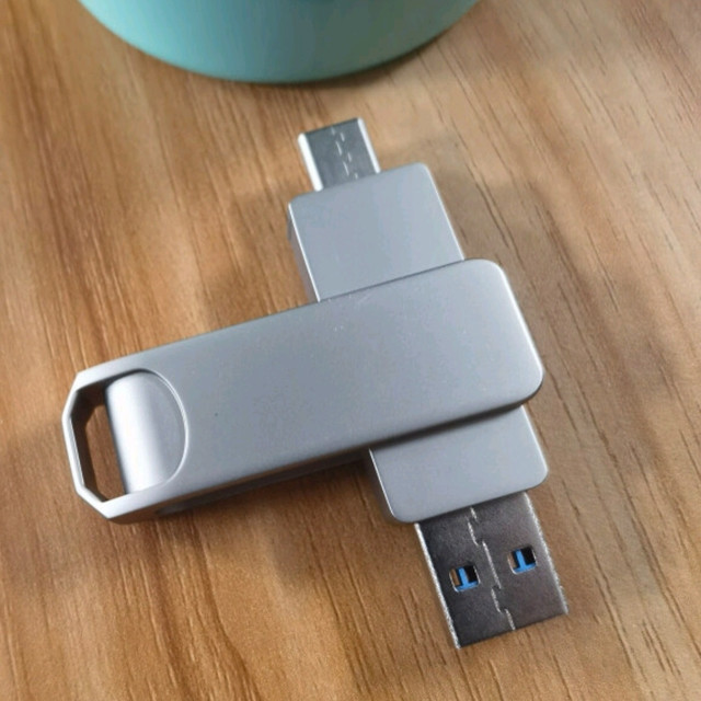飞利浦（PHILIPS）1TB 高速固态U盘：跨越设备界限，存储新体验
