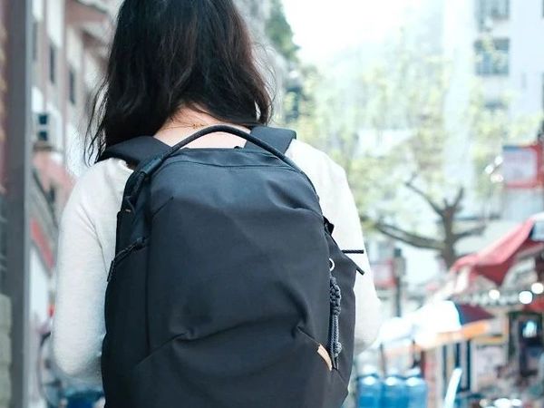 都市摄影党的轻装神器，一款不到1kg的摄影双肩包