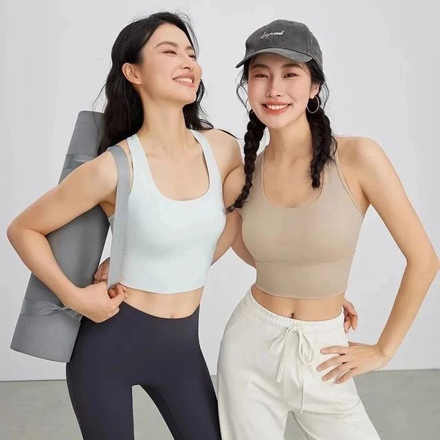 运动女生的夏日清爽秘籍：高弹瑜伽裤配美背内衣，再搭一副显脸小墨镜，暴汗也能保持体面