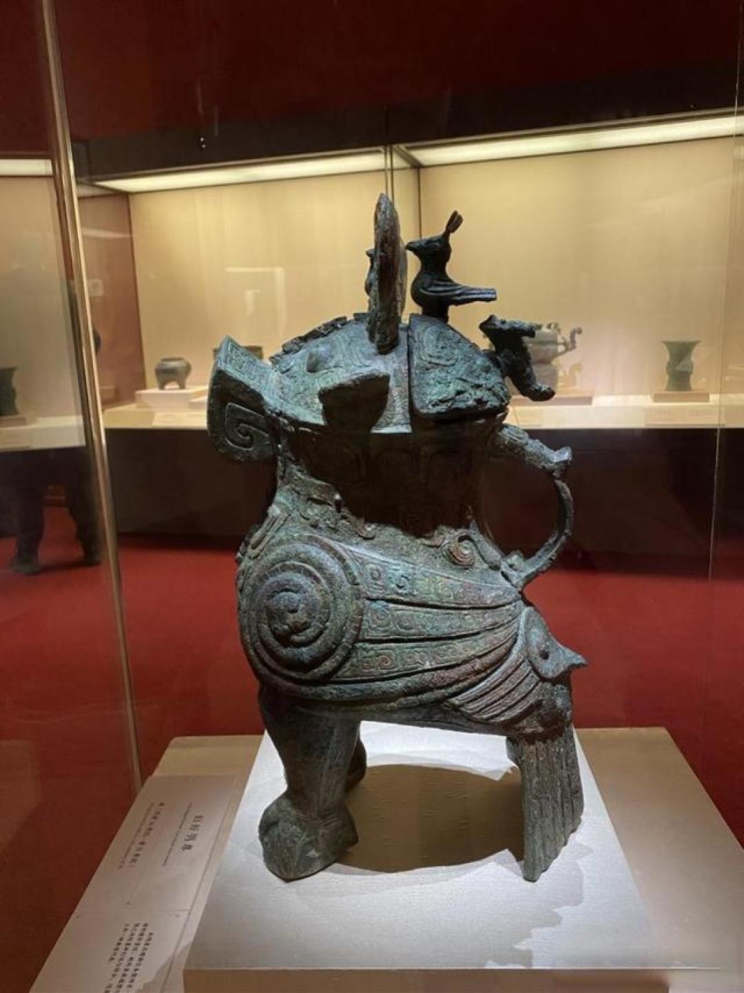 「爆款风格」标题：女生用蛋糕神还原商代国宝！16斤鸮尊惊现奶油纹路，网友：这才是真·甜酷历史