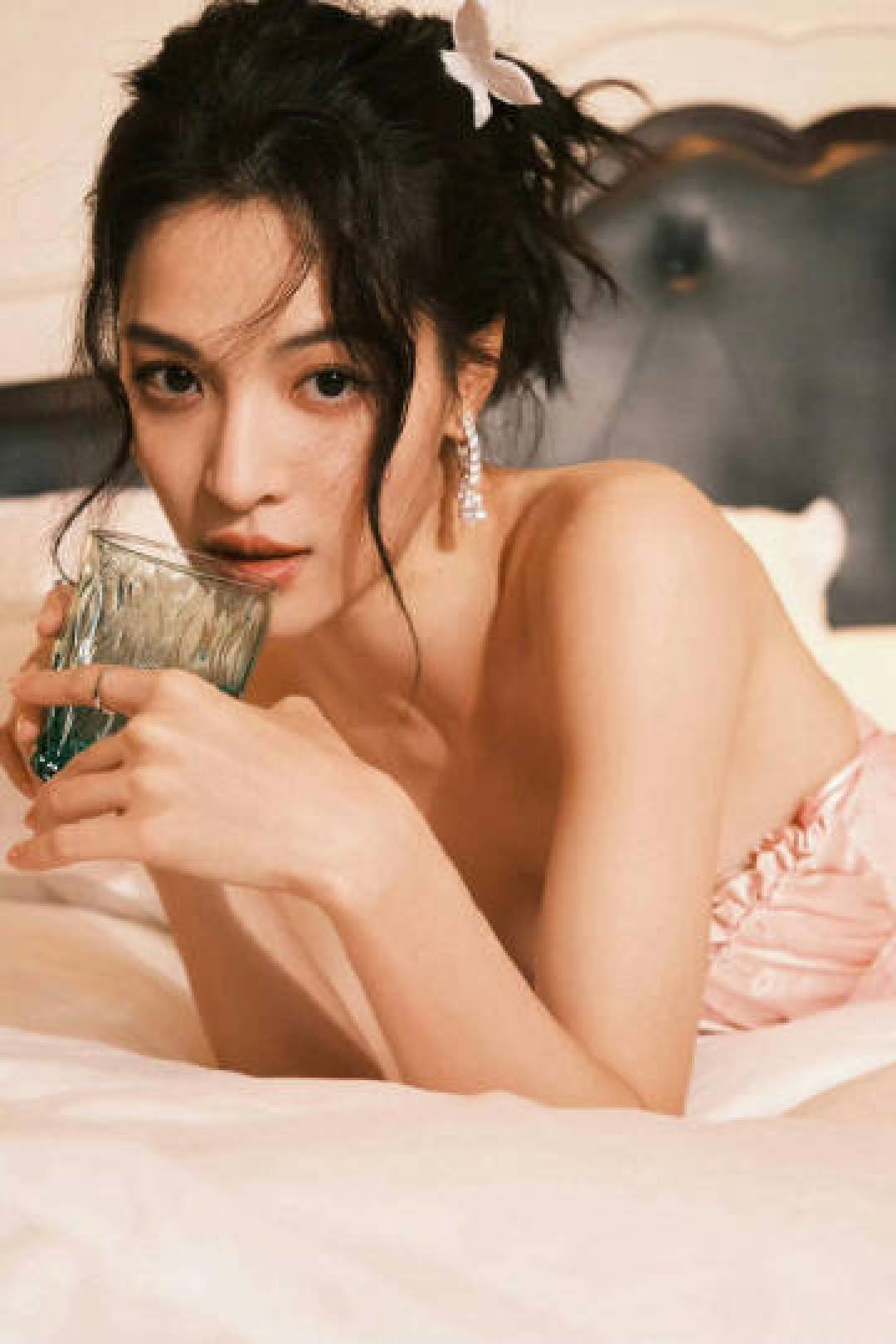 钟楚曦把波嬉风穿成教科书!UR这些单品教你轻松拿捏东方慵懒美学