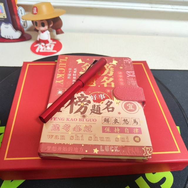 打破偏见！闲鱼好物多：5元手账本礼盒，实用又实惠。