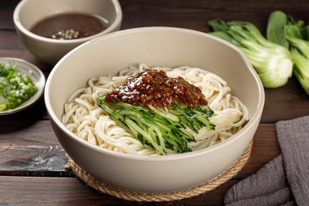在家十分钟复刻地道老北京炸酱面:熬酱不糊锅秘诀+时令菜码黄金配比