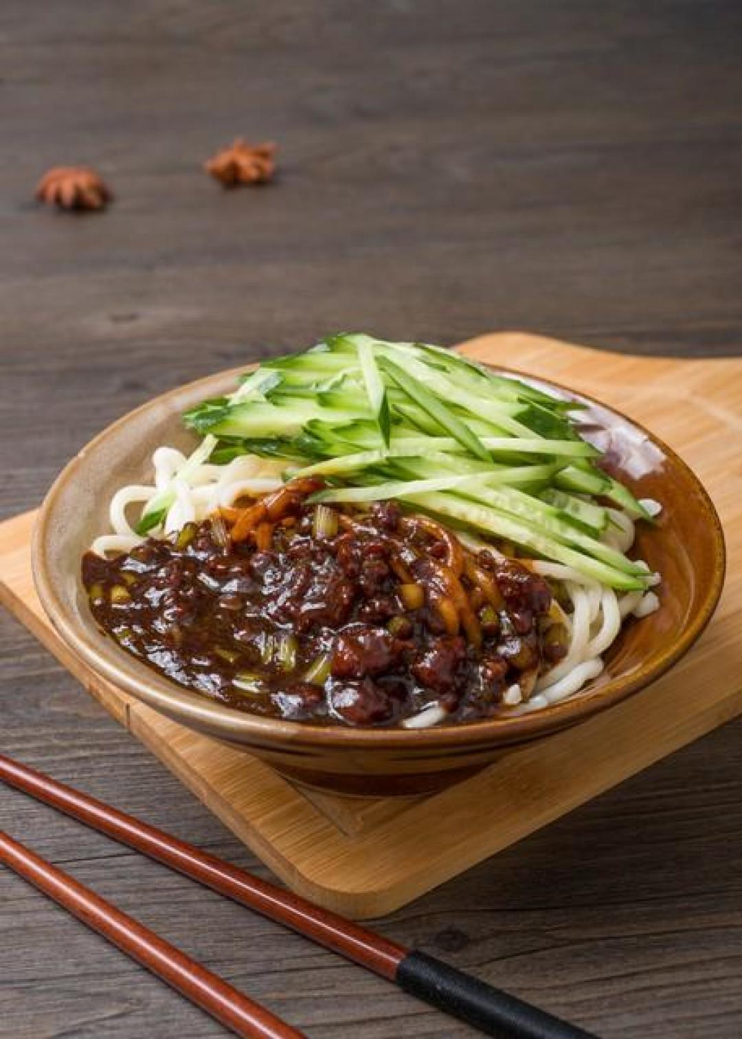 在家十分钟复刻地道老北京炸酱面:熬酱不糊锅秘诀+时令菜码黄金配比