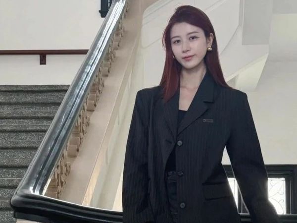 显瘦10斤！今年最火的"丝袜穿搭公式"被我扒出来了（直接抄作业）